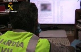 ep un agentela guardia civil observapantallaordenador