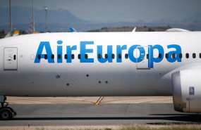 ep un avion de air europa en la pista en la terminal 4 del aeropuerto adolfo suarez madrid barajas