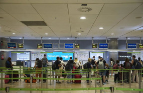 ep un grupo de personas en un puesto de facturacion de ryanair en el aeropuerto adolfo suarez