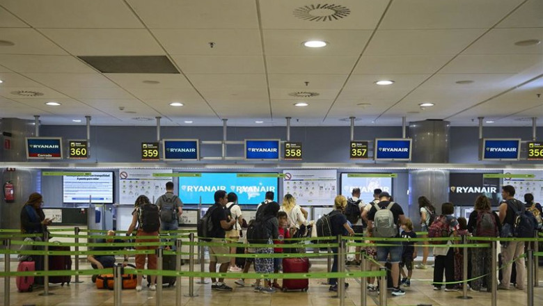 Un grupo de personas en un puesto de facturación de Ryanair en el Aeropuerto Adolfo Suárez Madrid-Barajas, a 23 de agosto de 2025, Madrid (España). | Jesús Hellín - Europa Press ep un grupo de personas en un puesto de facturacion de ryanair en el aeropuerto adolfo suarez