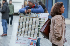 ep un hombre vende decimos de loteria de navidad de la administracion de dona manolita en madrid