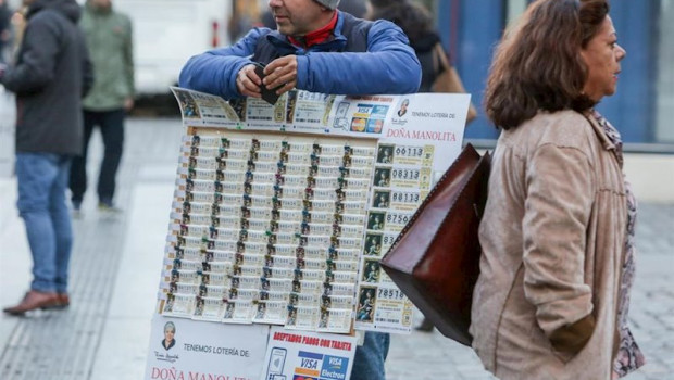 ep un hombre vende decimos de loteria de navidad de la administracion de dona manolita en madrid