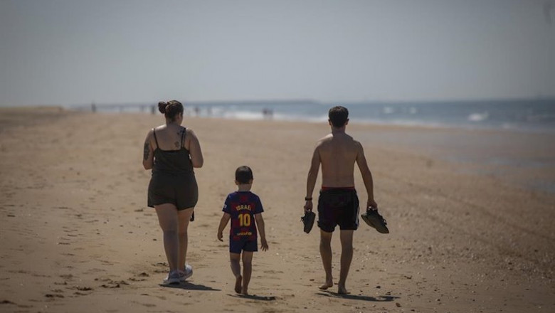 Una familia pasea por la Playa de Punta Umbría, abierta para el paseo y la práctica deportiva como único uso permitido, durante la segunda semana de la Fase 1. En Punta Umbría (Huelva, Andalucía, España), a 21 de mayo de 2020. | María José López - Europa Press ep una familia pasea por la playa de punta umbria abierta para el paseo y la practica deportiva como