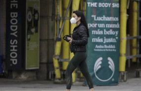 ep una mujer camina con una mascarilla por la capital donde desde este pasado lunes las 2882 20200519171805