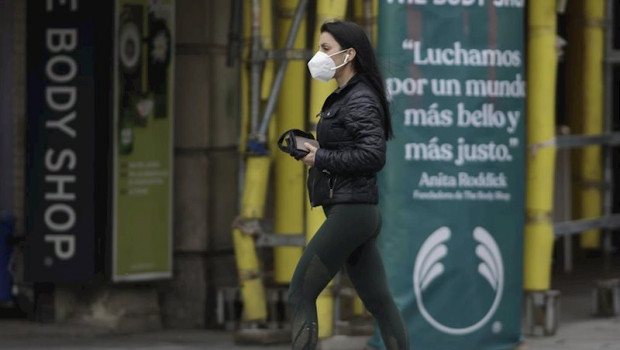 ep una mujer camina con una mascarilla por la capital donde desde este pasado lunes las 2882 20200519171805