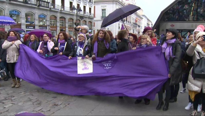 ep unas 7000 mujeres protagonizan una cadena feminista en madrid para reclamar que el 8m se extienda