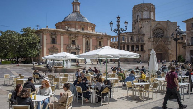 ep varias personas en la terraza de un bar el dia en que se amplian a seis los comensales por mesa a