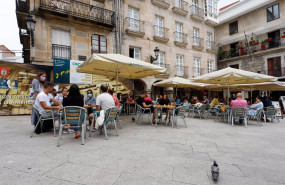 ep varias personas en una terraza de vigo a 26 de junio de 2021 en pontevedra galicia espana