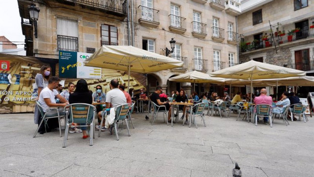 ep varias personas en una terraza de vigo a 26 de junio de 2021 en pontevedra galicia espana