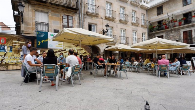 ep varias personas en una terraza de vigo a 26 de junio de 2021 en pontevedra galicia espana