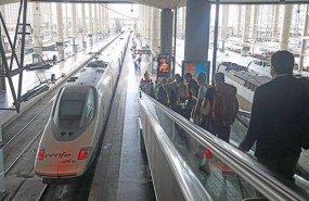 ep varios pasajeros acceden al anden por una cinta mecanica en la estacion madrid-puerta de atocha
