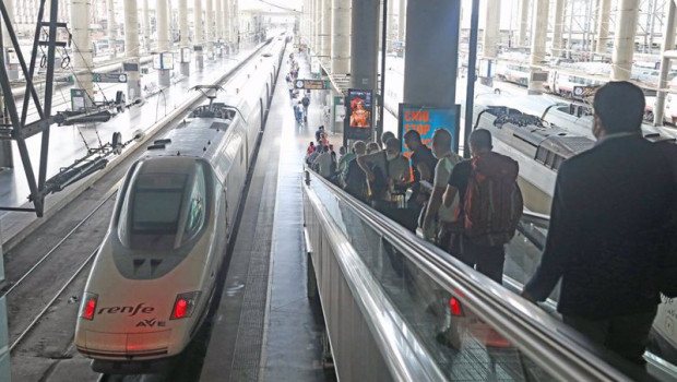 ep varios pasajeros acceden al anden por una cinta mecanica en la estacion madrid-puerta de atocha