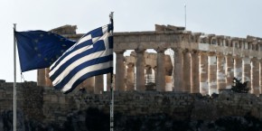 grece-europe-drapeaux-flottant-sur-fond-de-parthenon-a-athenes grece-europe-drapeaux-flottant-sur-fond-de-parthenon-a-athenes