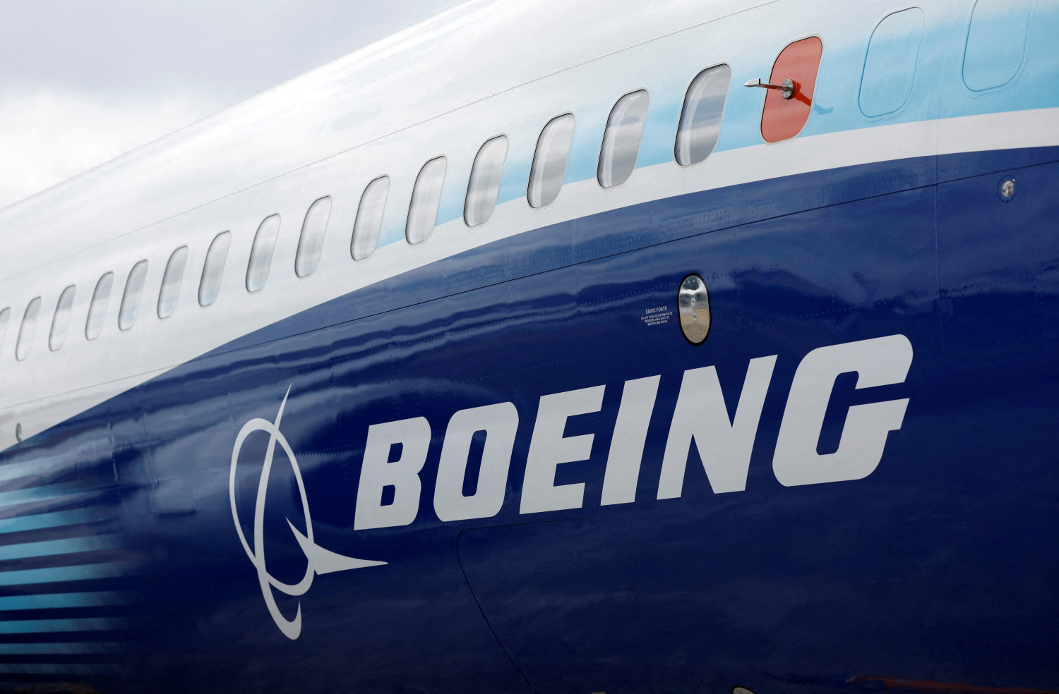 le logo boeing sur un avion a farnborough en grande bretagne 