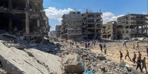 des palestiniens inspectent les degats apres le retrait des forces israeliennes d une partie du camp de refugies de jabalia dans le nord de la bande de gaza 20240602105453 