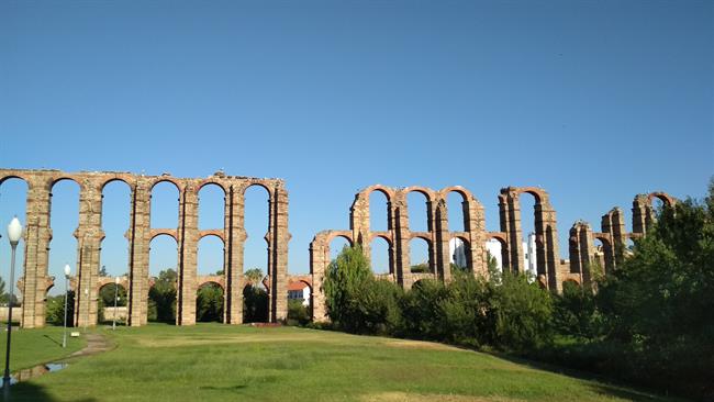 Acueducto de los Milagros de Mérida en un día con cielos despejados | EUROPA PRESS - Archivo ep acueductolos milagrosmeridaun diacielos despejados