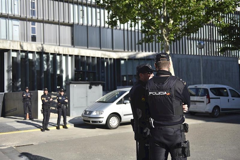 ep agentes de la policia en la operacion oikos por amanos en el futbol