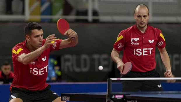 ep alvaro robles y carlos machado jugando un partido de dobles con el equipo espanol de tenis de