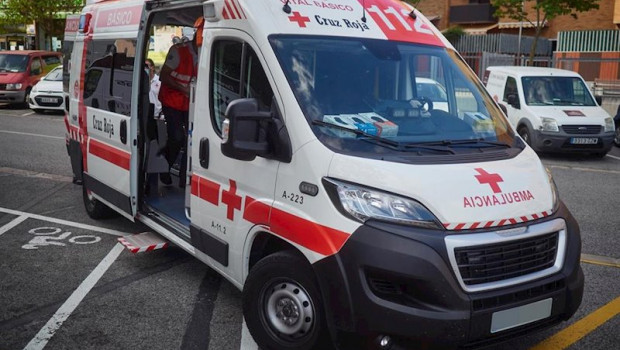 ep ambulancia de la cruz roja durante un servicio de urgencia realizado en pamplona navarra espana a