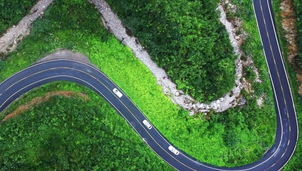 ep archivo - carretera en medio de la montana