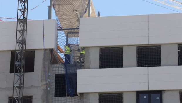 ep archivo   dos obreros trabajando en la construccion de un edificio de viviendas en madrid