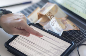 ep archivo   foto de archivo vista de la declaracion de la renta en una tablet