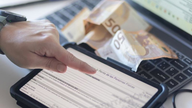 ep archivo   foto de archivo vista de la declaracion de la renta en una tablet