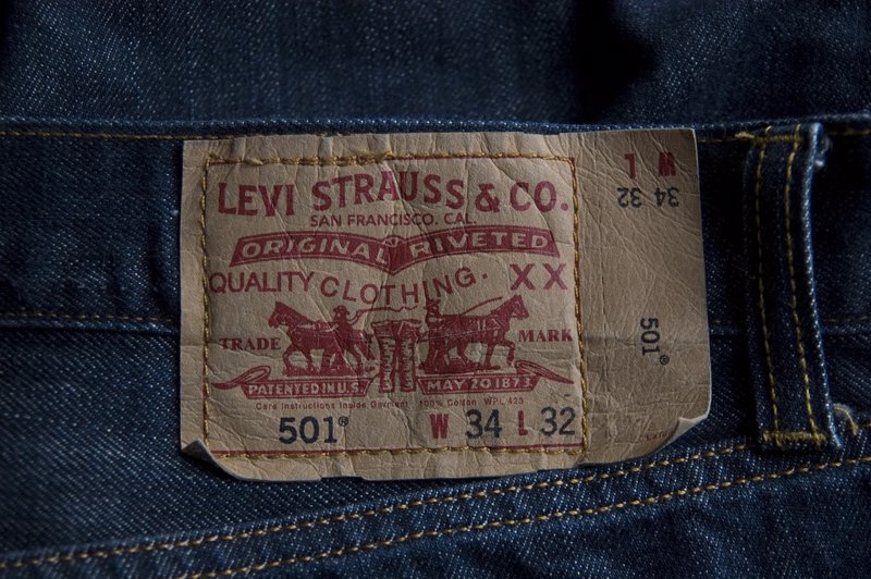 Levi Strauss cae tras decepcionar con sus resultados y reducir su perspectiva anual