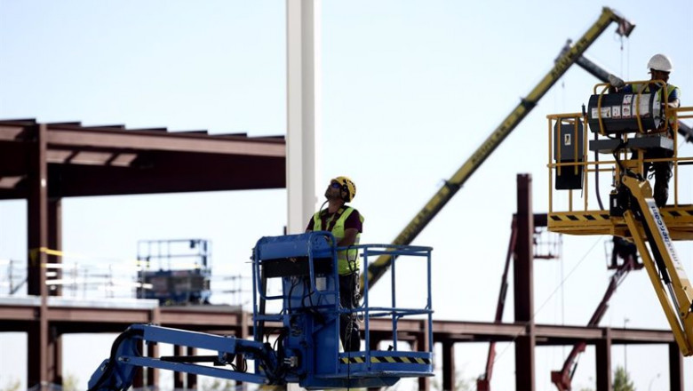 Archivo - Obreros trabajan con maquinaria de construcción. | Óscar Cañas - Europa Press - Archivo ep archivo obreros trabajan con maquinaria de construccion