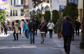 ep archivo   personas caminando por la calle santiago de valladolid