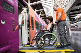 ep archivo   un asistente de adif acerca ayuda al embarque de una persona en un tren