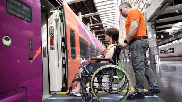 ep archivo   un asistente de adif acerca ayuda al embarque de una persona en un tren