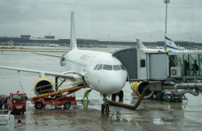 ep archivo   un avion aparcado en la pista en el aeropuerto de el prat a 19 de enero de 2023 en el