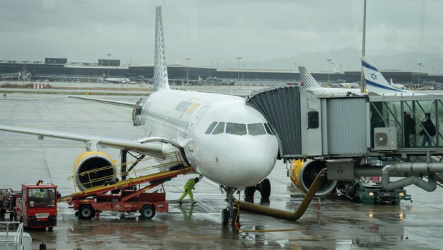 ep archivo   un avion aparcado en la pista en el aeropuerto de el prat a 19 de enero de 2023 en el