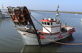 ep archivo   un barco de pesca con draga