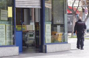 ep archivo   un vigilante de seguridad controla las inmediaciones de un establecimiento del