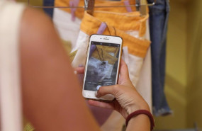 ep archivo   una mujer toma una foto de la etiqueta de una prenda de ropa