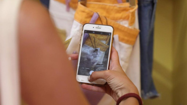 ep archivo   una mujer toma una foto de la etiqueta de una prenda de ropa