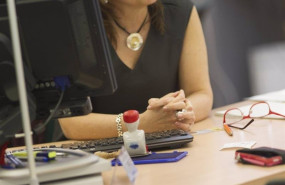 ep archivo   una mujer trabajando en una oficina