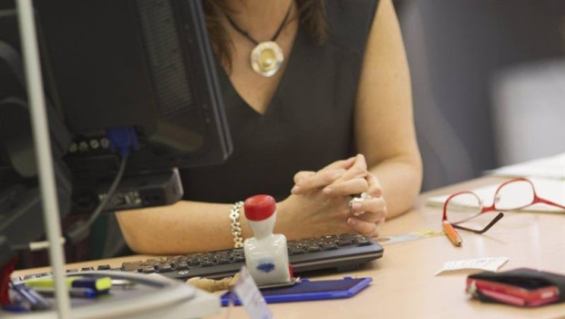 ep archivo   una mujer trabajando en una oficina