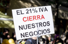 ep archivo   una pancarta durante la concentracion por la bajada del iva a la imagen personal ante