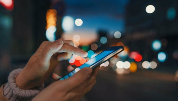 ep archivo   una persona comprando online a traves del movil