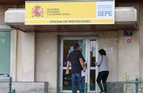 ep archivo   varias personas entrando en una oficina de prestaciones
