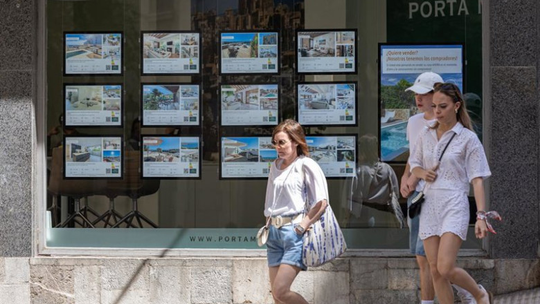 ep archivo   varias personas pasan junto a los anuncios de viviendas en venta en una inmobiliaria