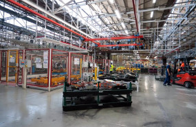 ep archivo varios operarios trabajan en la sede de stellantis ep archivo varios operarios trabajan en la sede de stellantis