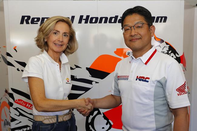 Begoña Elices (Repsol) y presidente de HRC, Yoshishige Nomura | REPSOL MEDIA ep begona elices repsol y presidentehrc yoshishige nomura