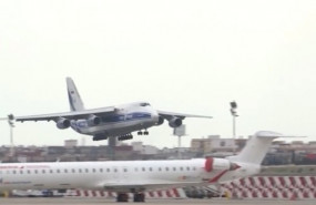 ep cuarto avion con material de proteccion para la comunitat valenciana a su llegada al aeropuerto