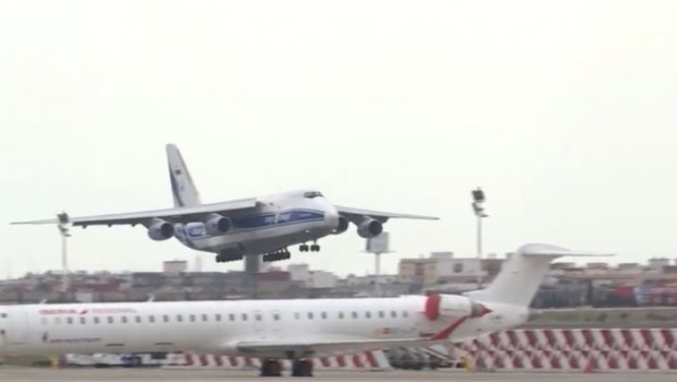 ep cuarto avion con material de proteccion para la comunitat valenciana a su llegada al aeropuerto