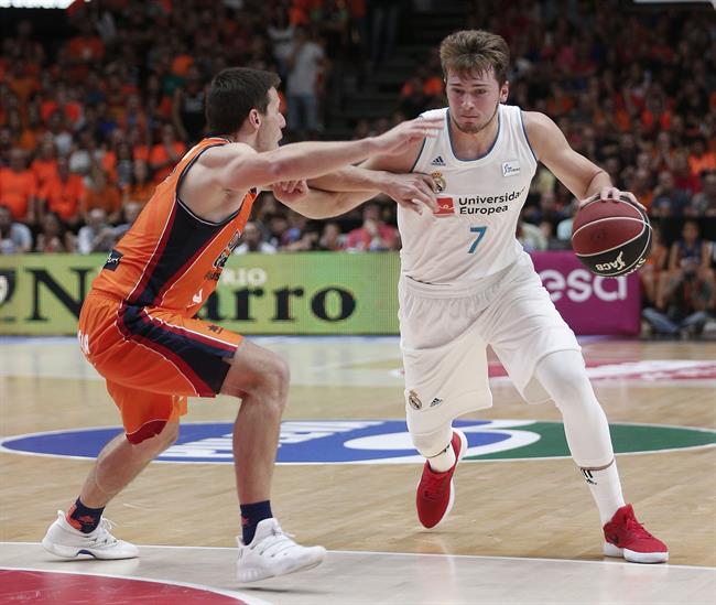 Doncic intenta superar a Van Rossom en el Valencia Basket-Real Madrid | ACB PHOTO/M.Á. POLO ep doncicsuperarvan rossomvalencia basket-real madrid
