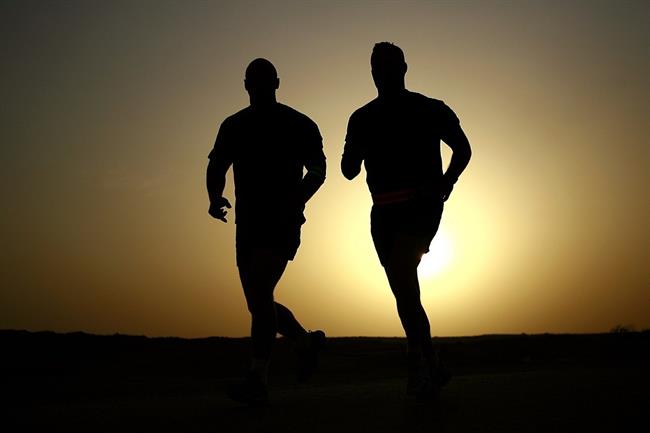 Dos hombres corriendo | PIXABAY ep dos hombres corriendo